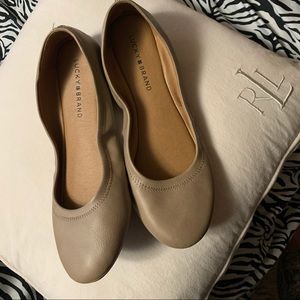 Flat shoes